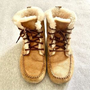 Ugg Women’s Sz 8 Chickaree Tan Faux Fur Lined Lace Up Bootie Moccasins 1007716